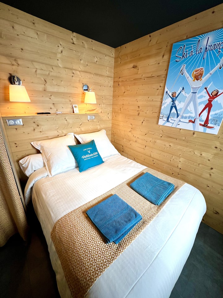 Na zahtjev, uz dodatnu naknadu od 85 EUR, možete dobiti i posteljinu koju ćemo namjestiti na krevet prije vašeg dolaska.
(uključuje i ručnike)