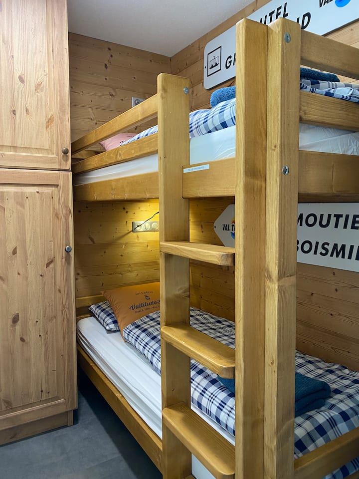 Dječji kutak...
Ne morate brojati ovčice da biste zaspali...

Na zahtjev, uz dodatnu naknadu od 85 EUR, možete dobiti i posteljinu koju ćemo namjestiti na krevet prije vašeg dolaska.
(uključuje i ručnike)