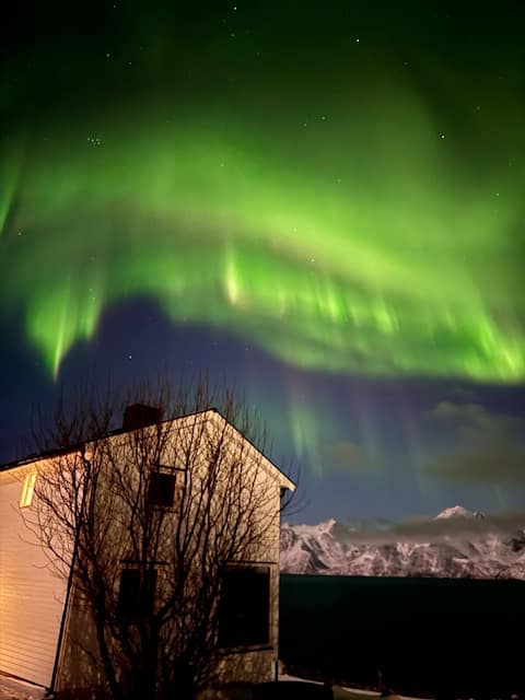 House by the sea - view The Lyngen Alps - Hot Tub