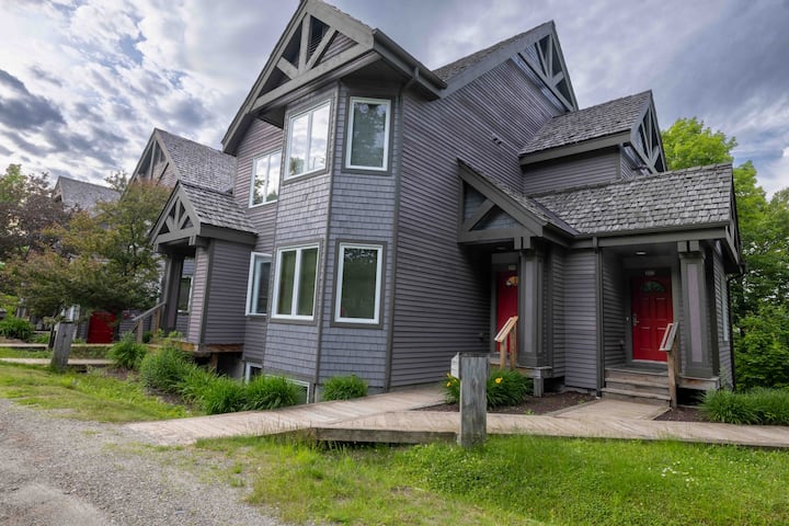 4 bdrms, golf, hikes, tram, waterpark & hot tub!