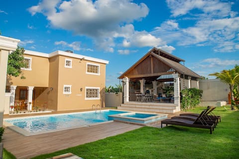 Villamir |Modern Villa with Pool+BBQ+WiFi+Security