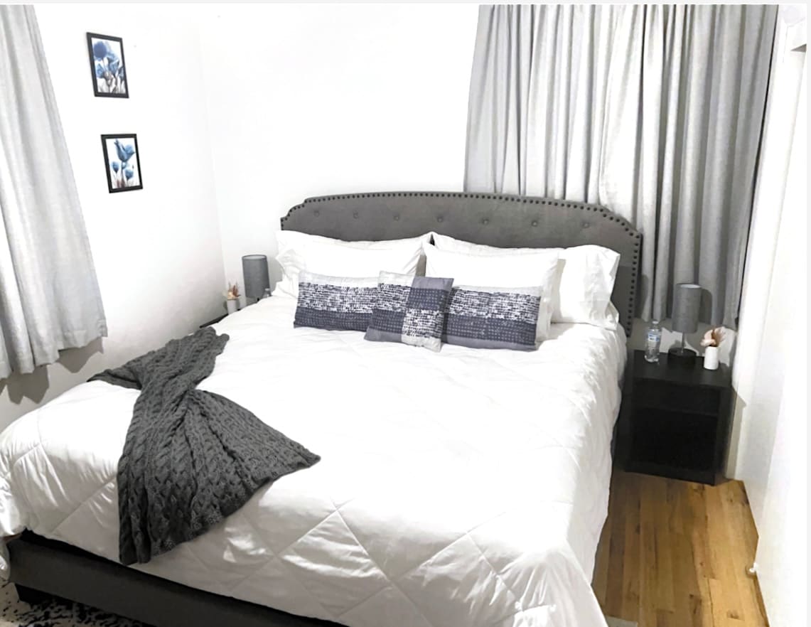 Disfruta de la cama tamaño king con sábanas y ropa de cama de lujo. Las ventanas tienen cortinas oscuras para dormir cómodamente. 