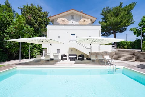 Farmhouse with Forest, Garden and Pool