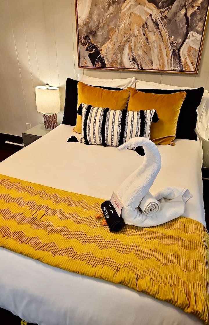 Ahhh. Las comodidades de una cama completa en el segundo dormitorio incluyen un cubrecolchón y muchas mantas y almohadas adicionales para satisfacer las necesidades de todos los huéspedes. Aunque no se muestra en la foto, el dormitorio incluye un armario grande para guardar el equipaje y otros artículos.