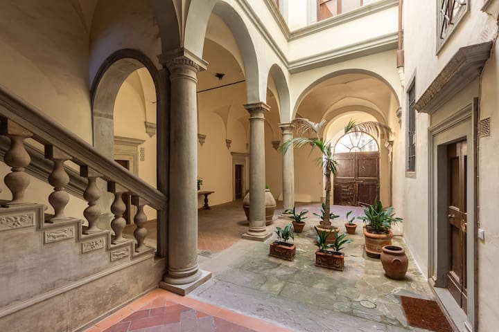 Residenze d’epoca Palazzo Centro storico+ garage.