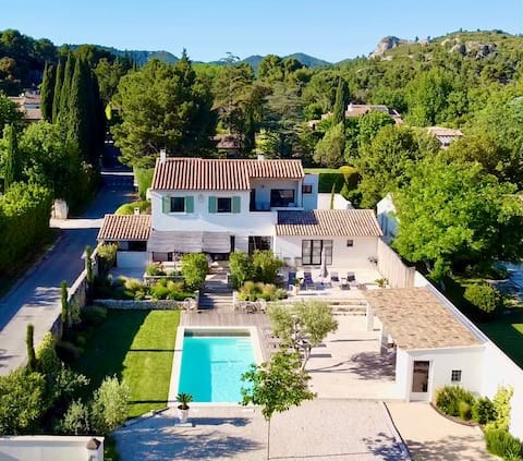 Set in a green setting in the heart of the Alpilles