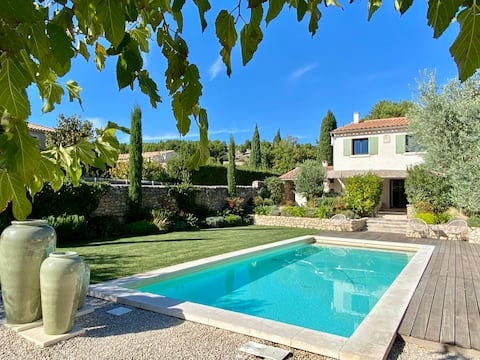 Set in a green setting in the heart of the Alpilles