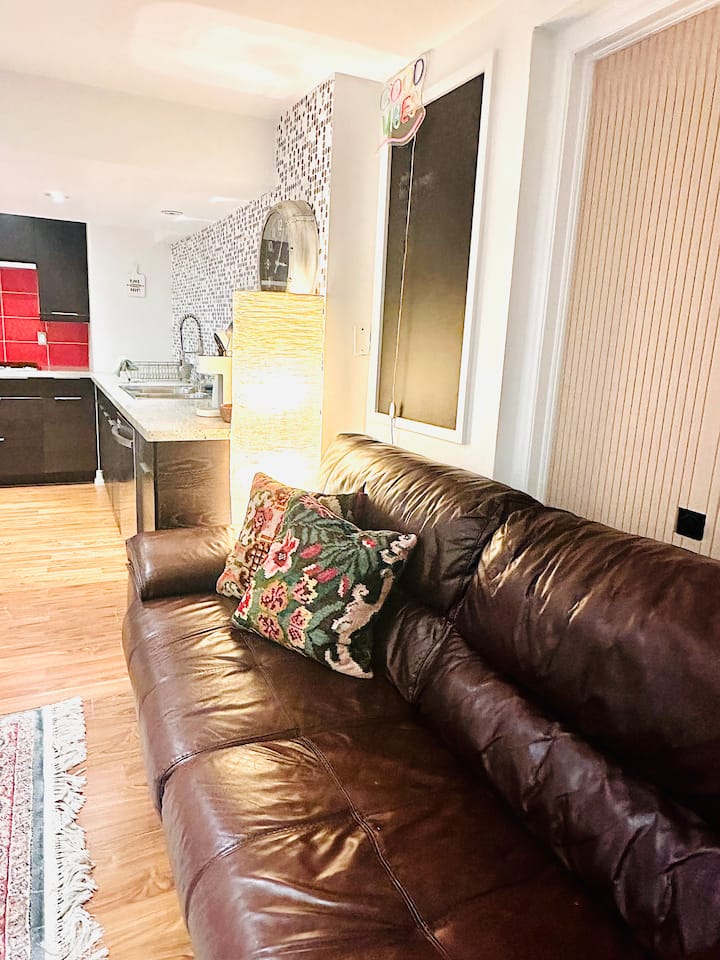 Lovely,comfy Sage - Richmond Hill