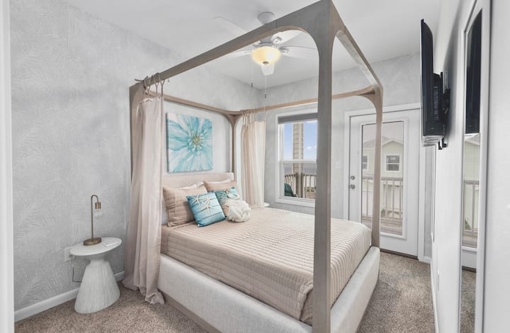 Dormitorio de la suite Junior (3/3) con vistas privadas al balcón de la bahía (nivel superior). 

Colchón de espuma viscoelástica tamaño queen. Tiene un Smart TV de 42 pulgadas.
