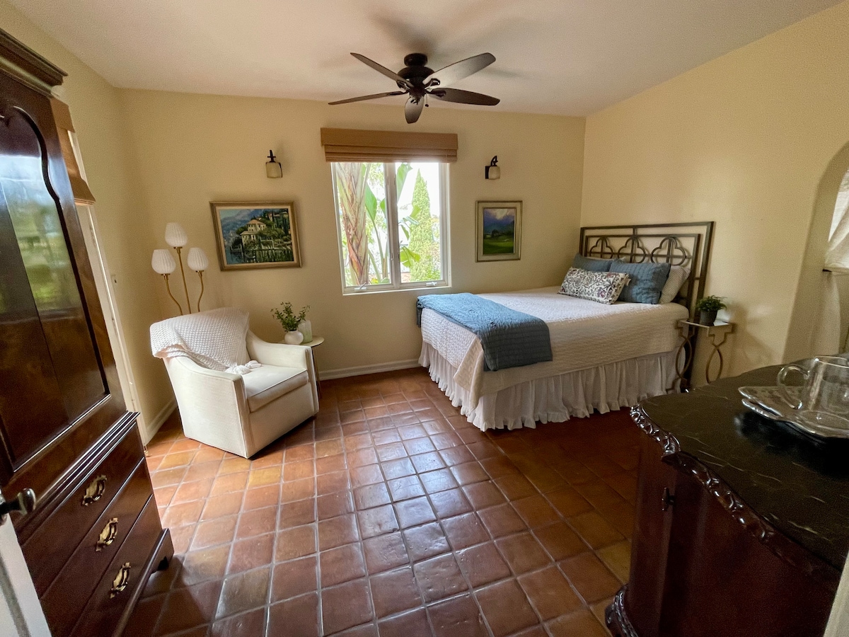 Ngazi Kuu - Chumba cha kulala cha Malkia
Bafu la Kiitaliano lenye beseni la kuogea. Milango ya Kifaransa hufikia ua wa chemchemi. Mashuka ya kifahari ya Kiitaliano na taulo za spa.