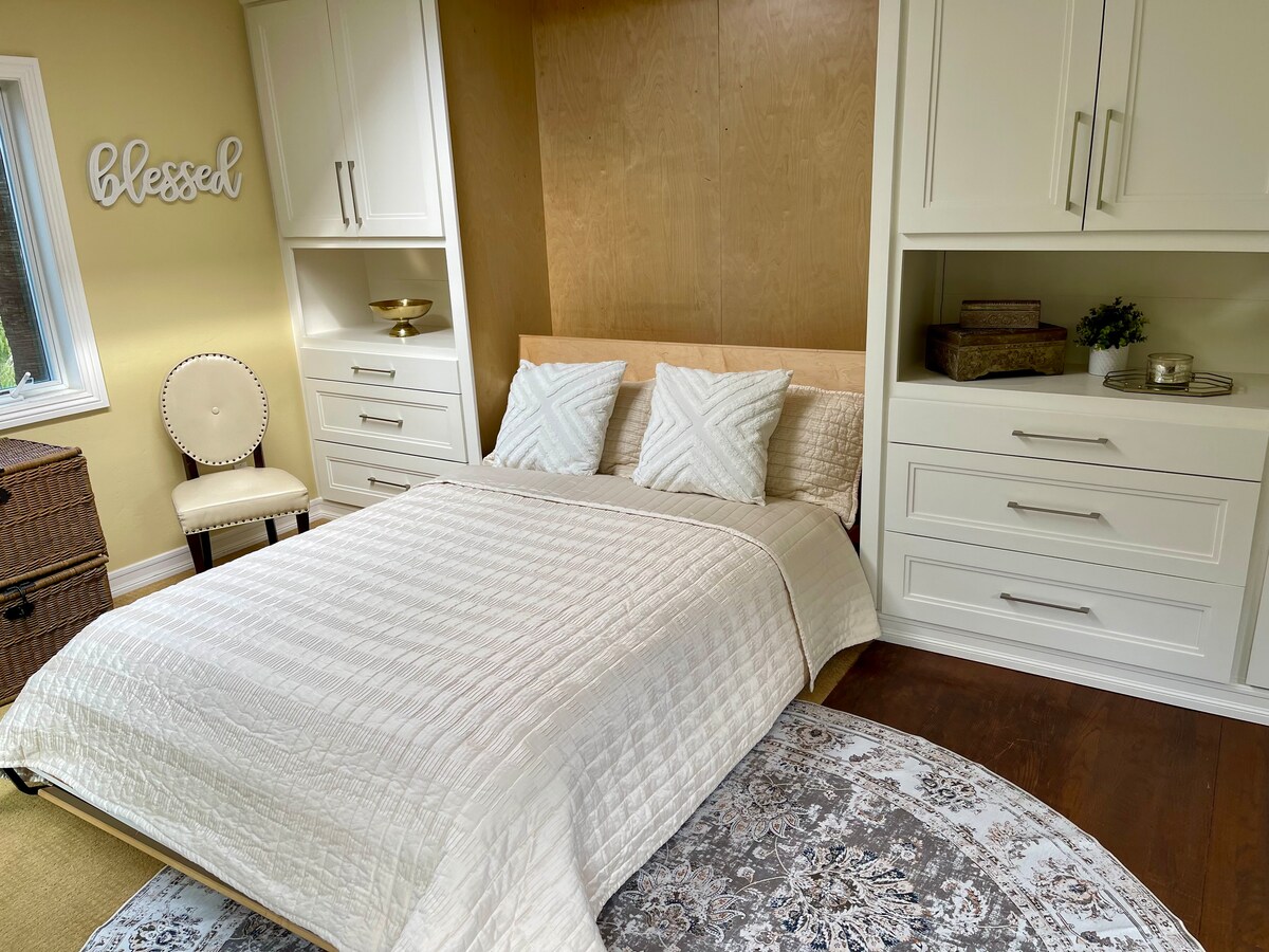 Kitanda kipya cha malkia Murphy. Mashuka ya kifahari. 