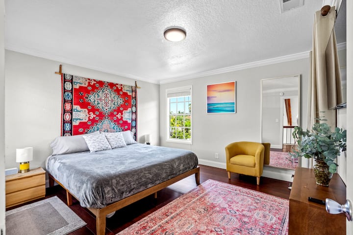 Retiro en la planta superior con cama tamaño king, baño privado y vestidor, tu espacio privado para relajarte y recargar energías.