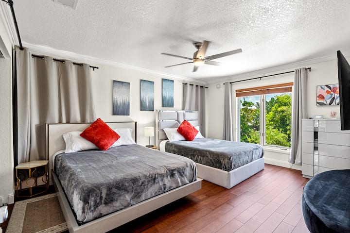 Amplio dormitorio con dos camas tamaño queen, baño privado y vestidor, perfecto para familias o amigos.