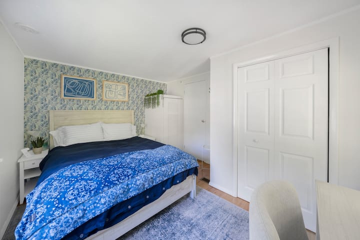 Habitación principal en la cabaña con jardín con cama tamaño queen y escritorio