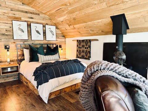 Romantic Escape-Hot Tub, Sauna, Fire Pit, EV Charg