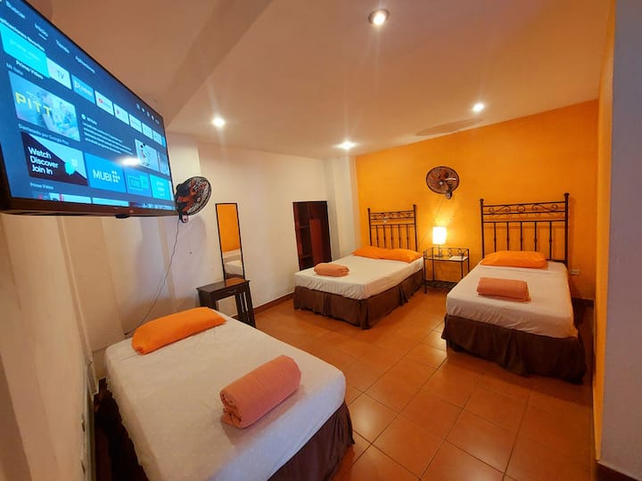 Habitación con 1 cama matrimonial y 2 individuales