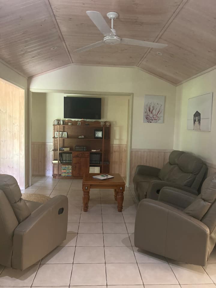 Elk + Fir 3 Bed Private Deck House - Rockhampton
