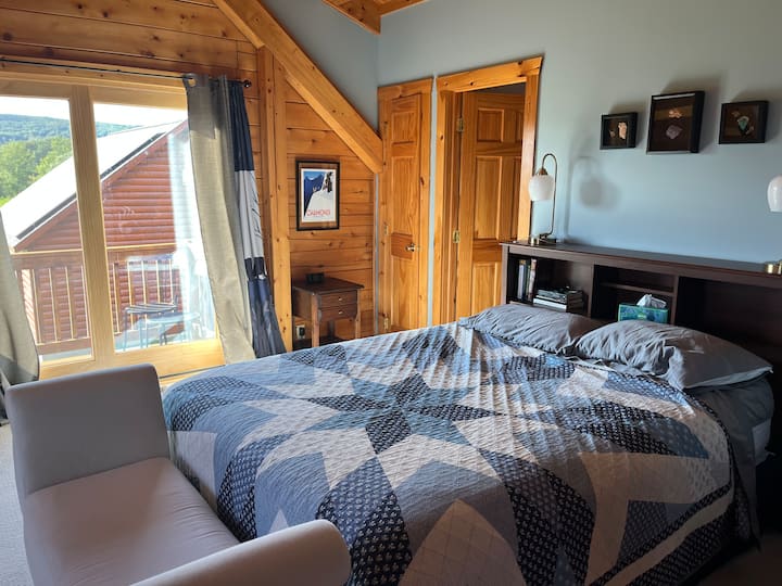 Cama tamaño queen con baño en suite y balcón privado.