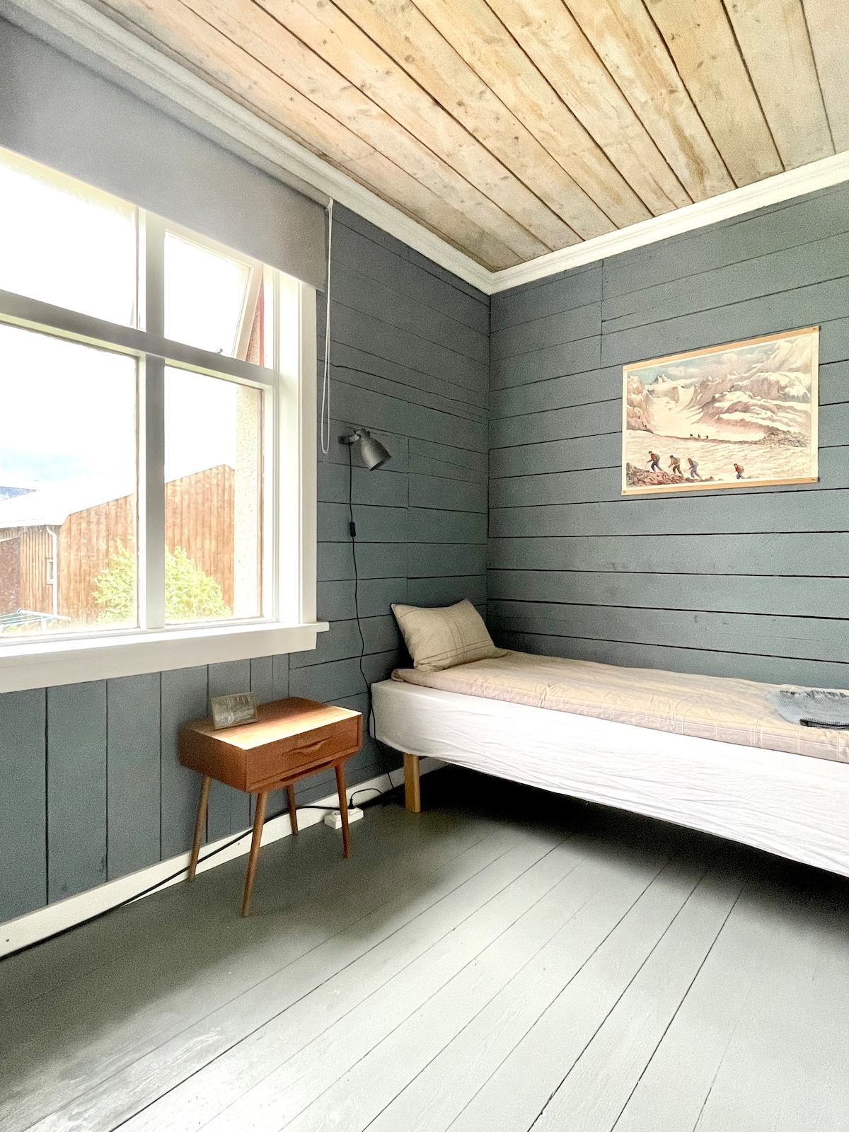 单人房（床90x200厘米）。
---
单人卧室（床90x200厘米）。