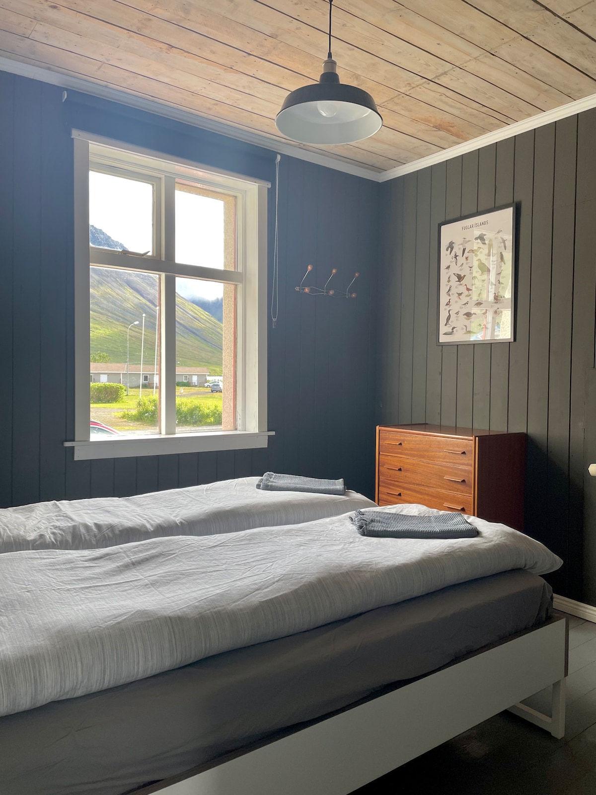 双人卧室（标准双人床160x200厘米）。
---
双人卧室（ 160 x 200厘米）。