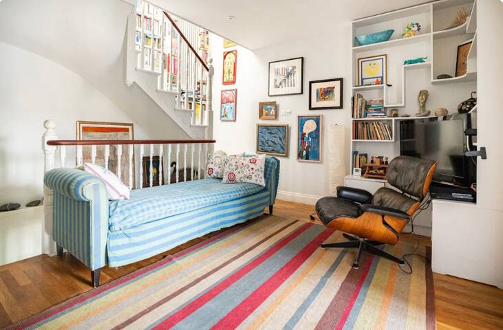 Family-Friendly 3BR Home 20min Tube to Main Sites gallery image 3