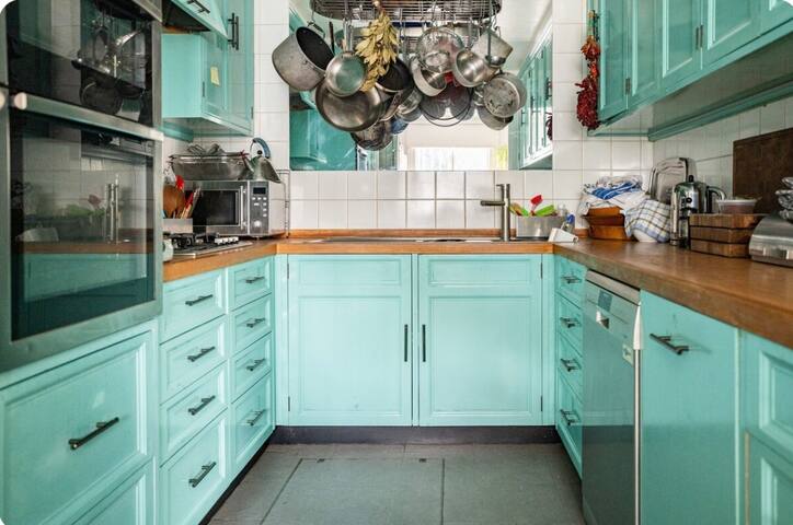 Family-Friendly 3BR Home 20min Tube to Main Sites gallery image 4