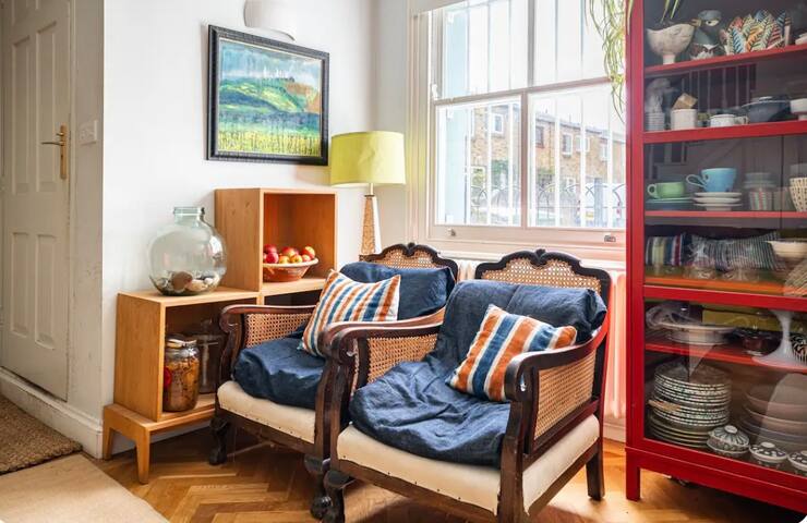 Family-Friendly 3BR Home 20min Tube to Main Sites gallery image 5