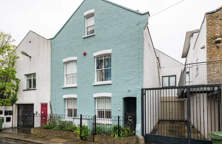 Family-Friendly 3BR Home 20min Tube to Main Sites gallery image 2