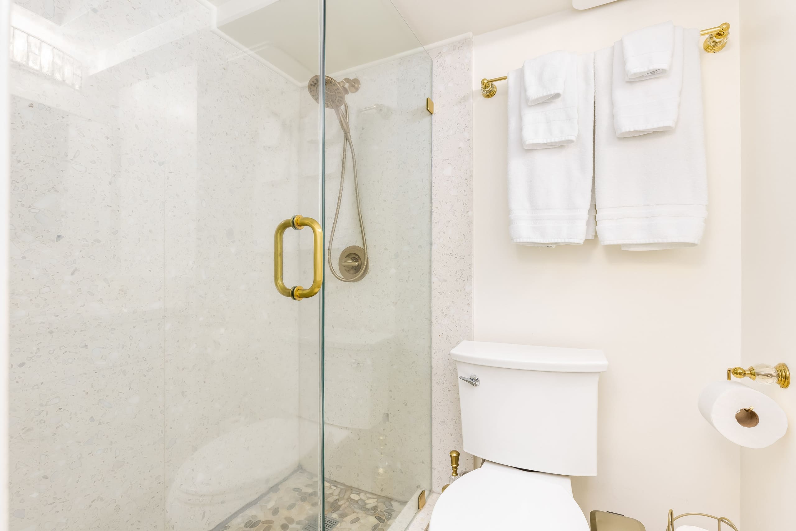 Condo in Honolulu · ★4.97 · Studio · 2 beds · 1 private bath - Image 9