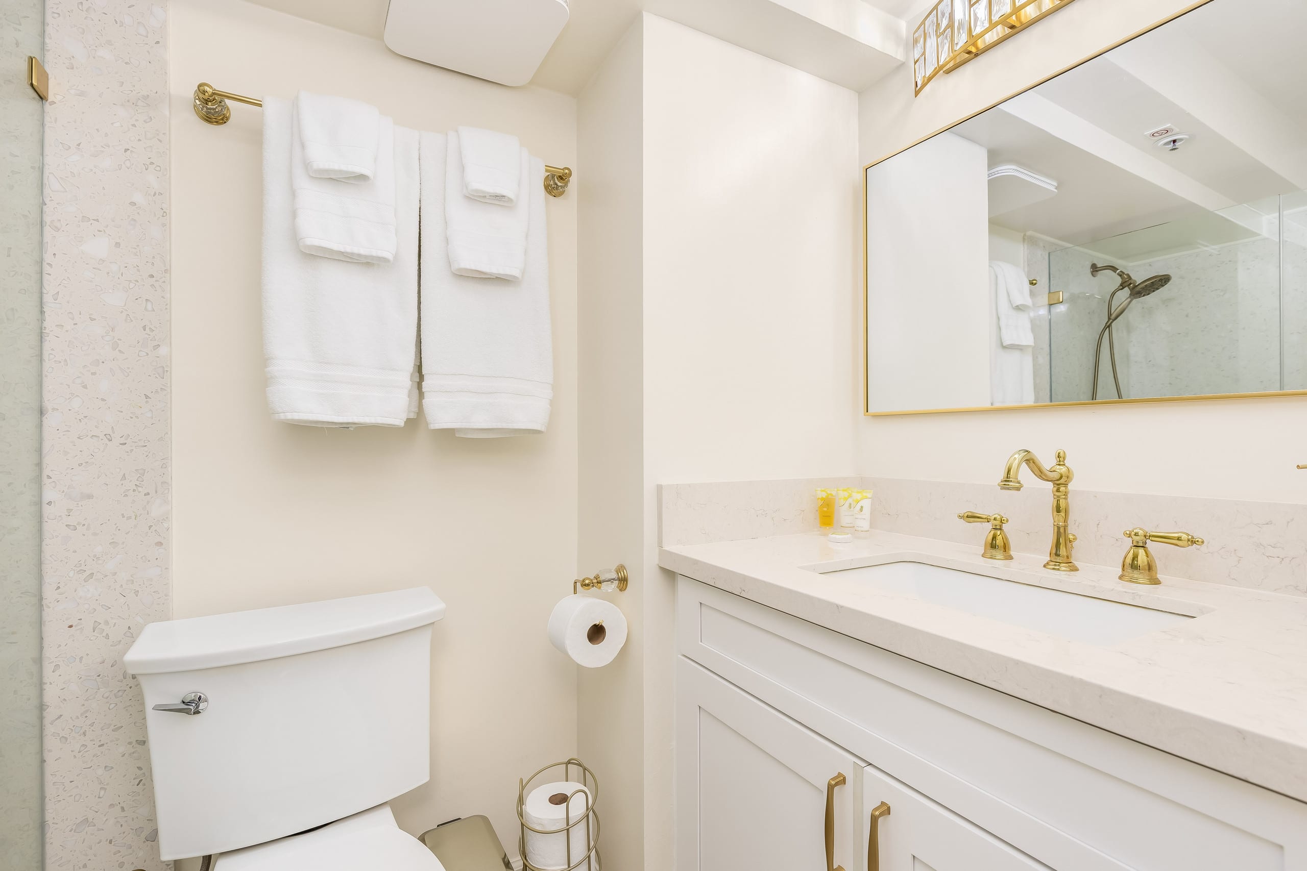 Condo in Honolulu · ★4.97 · Studio · 2 beds · 1 private bath - Image 8