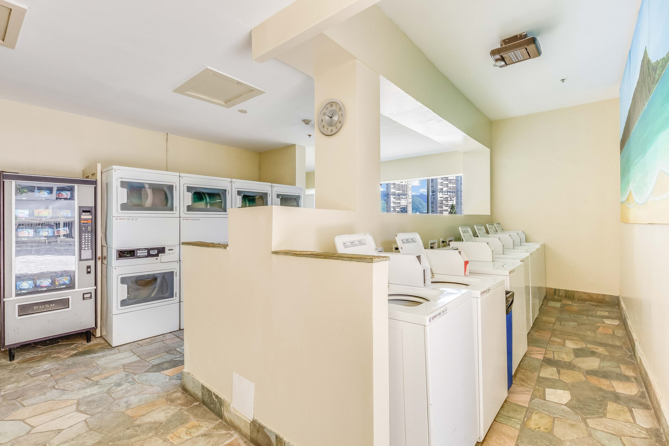 Condo in Honolulu · ★4.97 · Studio · 2 beds · 1 private bath - Image 13