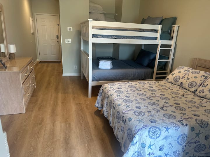 フルバンクスとフルベッド、フルバスルーム、テレビを備えた2つ目の寝室。 