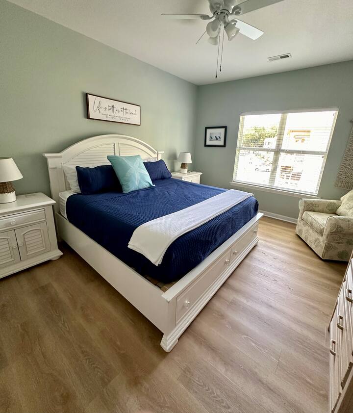 キングサイズベッドを備えたマスターベッドルーム