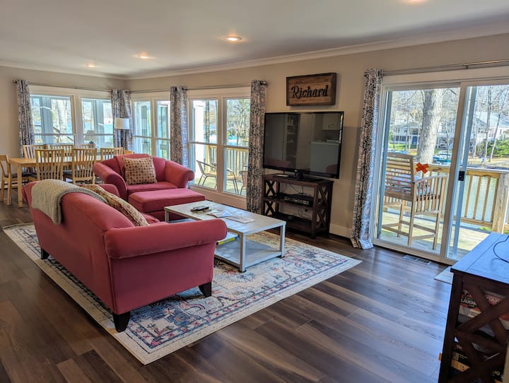 Gorgeous Lakefront Home, Hot Tub, Fun For All Ages - Lake of the Woods, VA