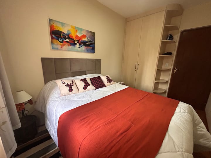 غرفة بسرير مزدوج وخزانة وشماعات ووسائد إضافية! 