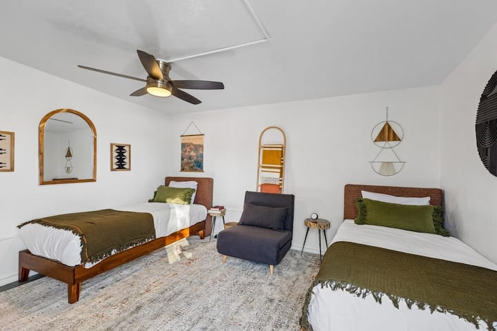 Dormitorio 4, acogedor y privado. Tiene capacidad para 3 personas. 2 camas individuales High Lux para 2 y una cama plegable individual XL para el tercer huésped. Aquí hay un televisor inteligente de 65 pulgadas.  (Esta es una habitación independiente con un camino de concreto de 30 pies hasta la casa).  No hay baño adjunto.