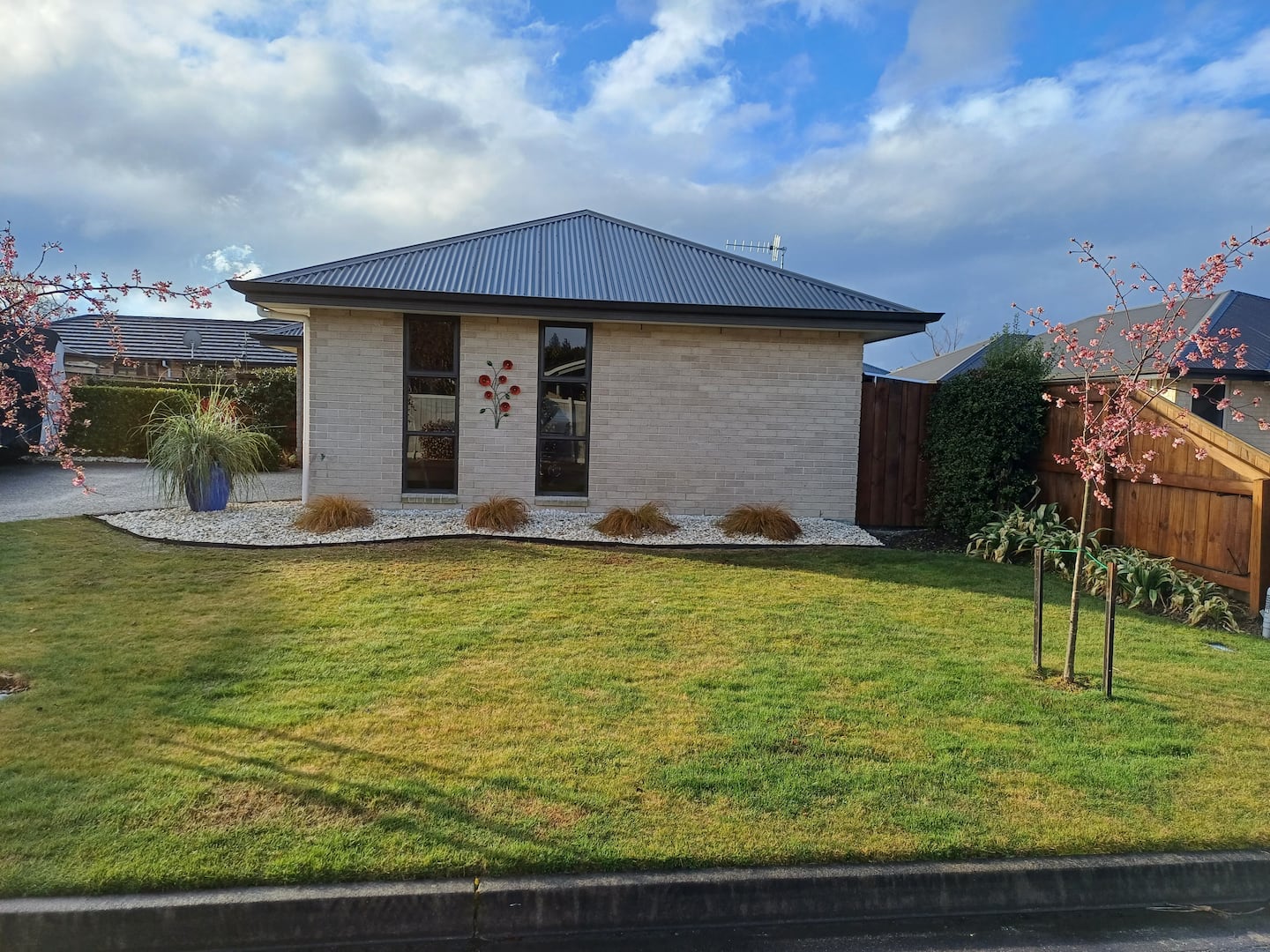 Modern Home Location 2 Mins From Town 3