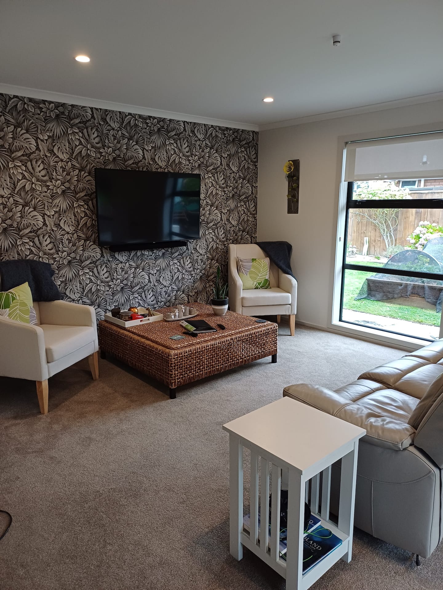 Modern Home Location 2 Mins From Town 2