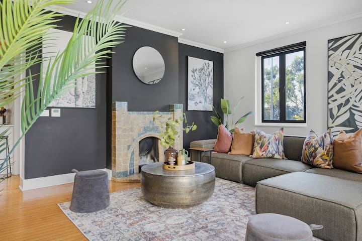 Stylish 3 Bed Condo With Pool - Camps Bay