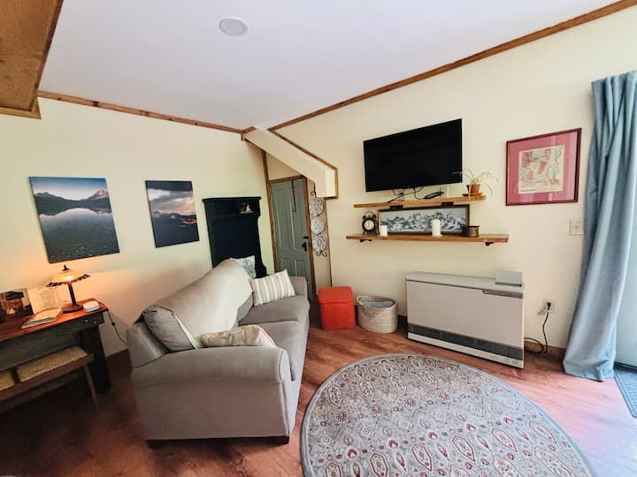 Cozy Studio At Leslie's Tavern In Rockingham - Charlestown, NH