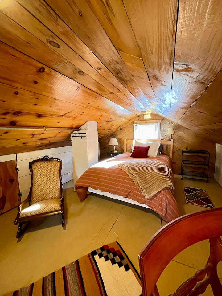 Podkrovná spálňa s manželskou posteľou.