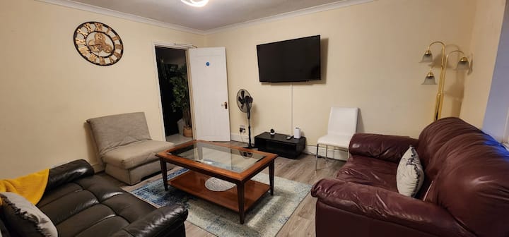 Spacious Large 6 Bedroom Family Home Free Parking - Woking