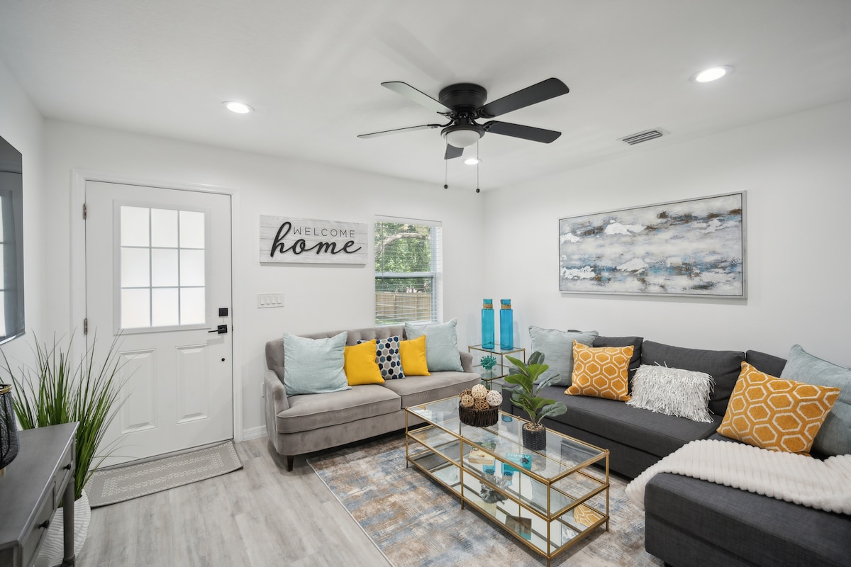 Top performing Airbnb: Stylish in heart of Tampa 2bed/2bath Close to YBOR in Sulphur Spring