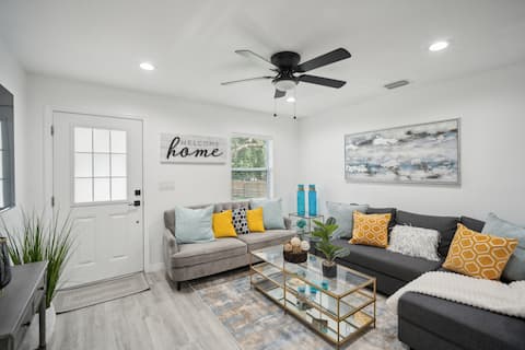 Top performing Airbnb: Stylish Retreat in Tampa 2bed/2bath Close to YBOR in Sulphur Spring