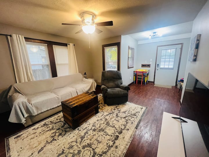Cozy Architectural City Retreat - + 2 Car Garage - Columbus, IN