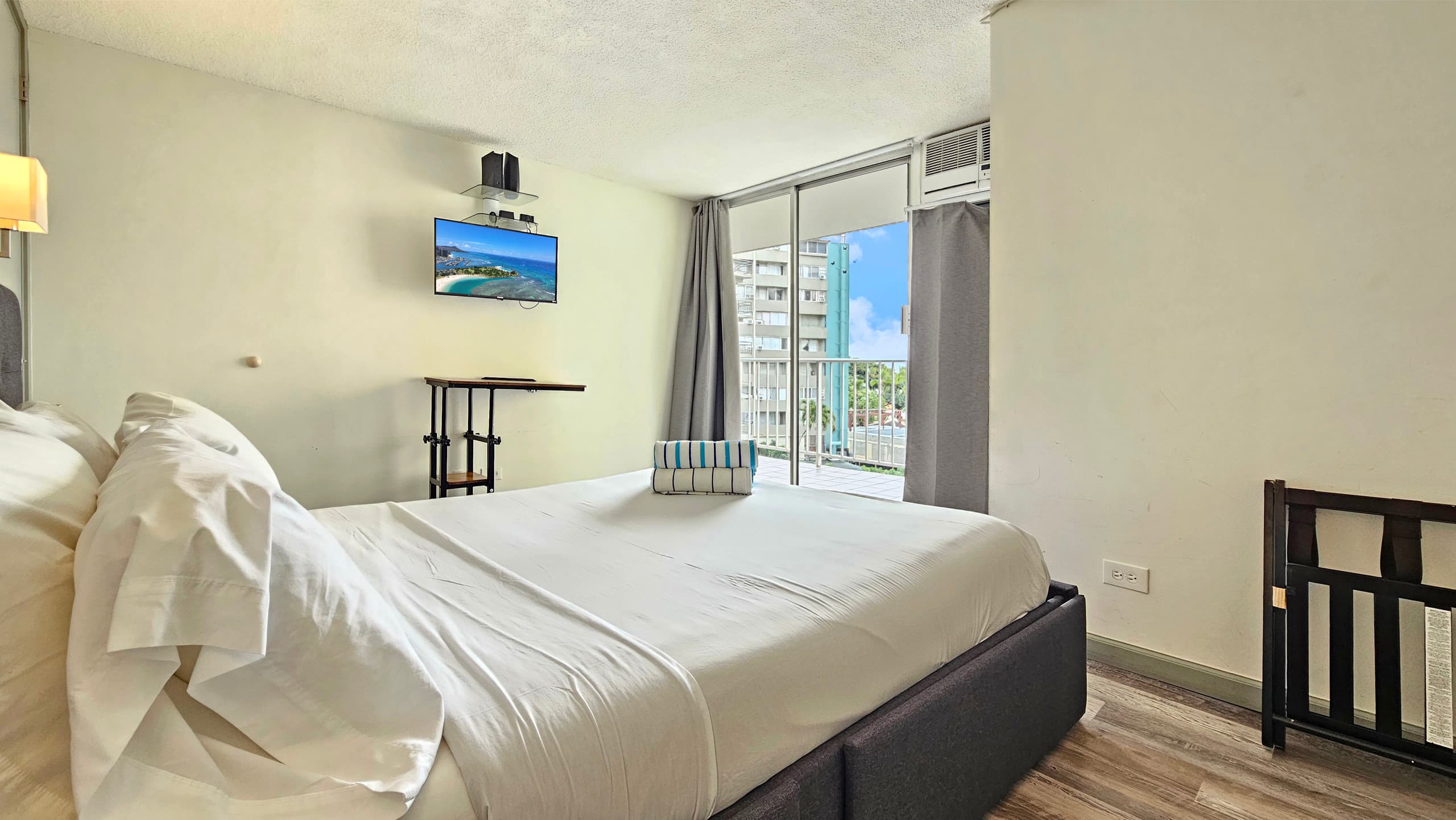 TWP 605 1-bedroom vacation home with free parking - Image 19