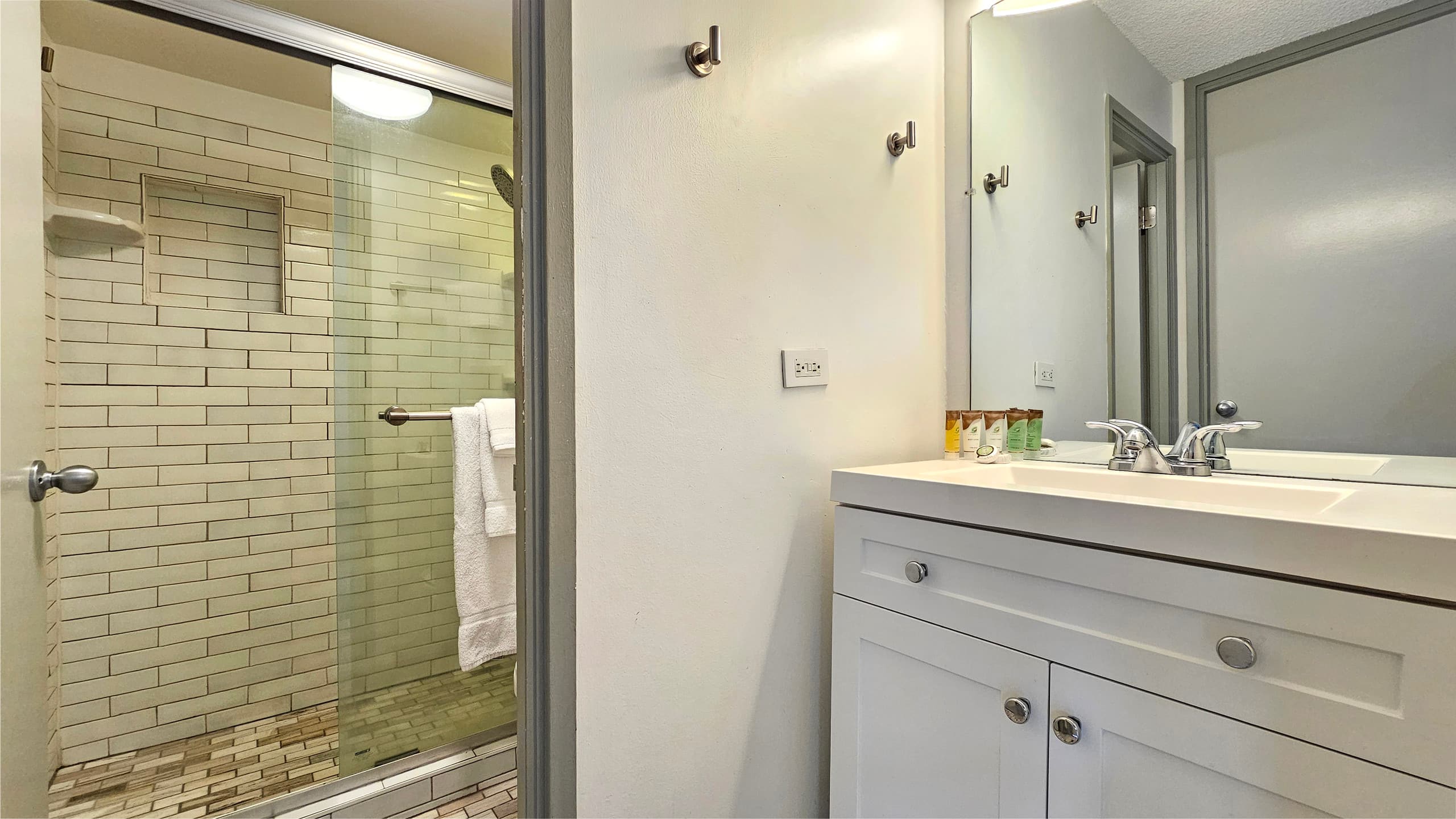 TWP 605 1-bedroom vacation home with free parking - Image 23