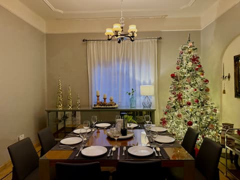 50’s House with Patio, Bathtub & Private Parking