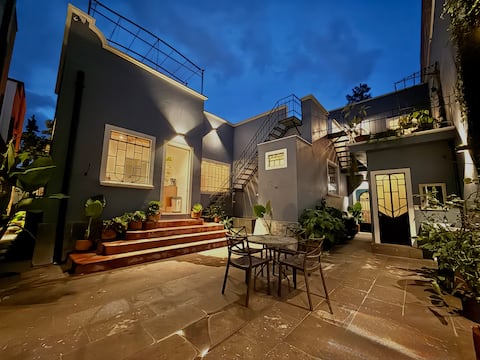 50’s House with Patio, Bathtub & Private Parking