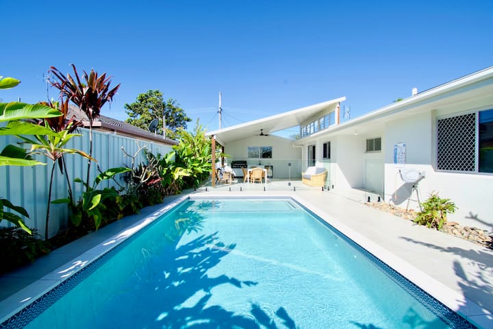 Warana Waves | Poolside Family Getaway